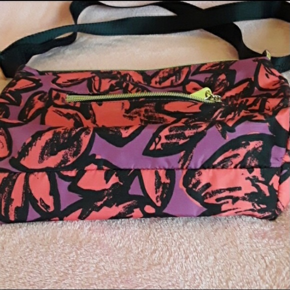 Betsey Johnson Pop Flower Fuchsia Crossbody Bag - Picture 4 of 8